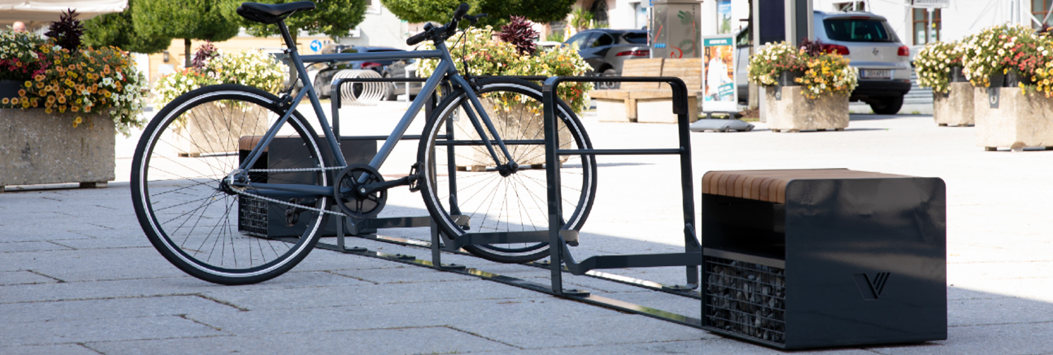 Fahrradständer Arc mit pulverbeschichteten Sitzmodulen und Gitterkiste zum selber Befüllen